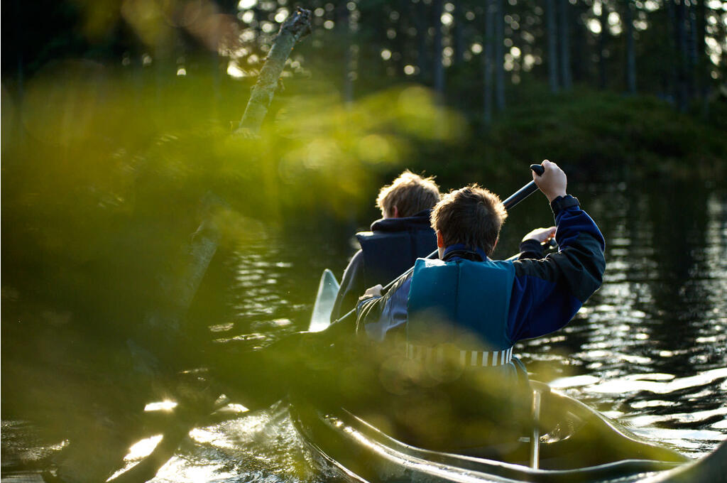 Uansett om du padler i stille vann eller i en stri elv: Før eller siden vil kanoen velte! Du må derfor trene på velt, lære deg hvordan du skal sikre bagasjen, komme deg i land og tømme kanoen.